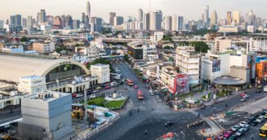 Gün gece geçen bulut ve Bangkok tren istasyonu, Tayland yakınındaki yolda trafik