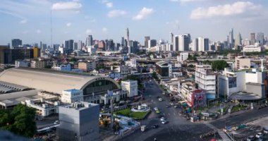 Geçen bulut ve Bangkok tren istasyonu, Tayland yakınındaki yolda trafik