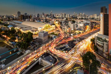 Cityscape ve Tw Bangkok tren istasyonu yakınındaki yolda trafik