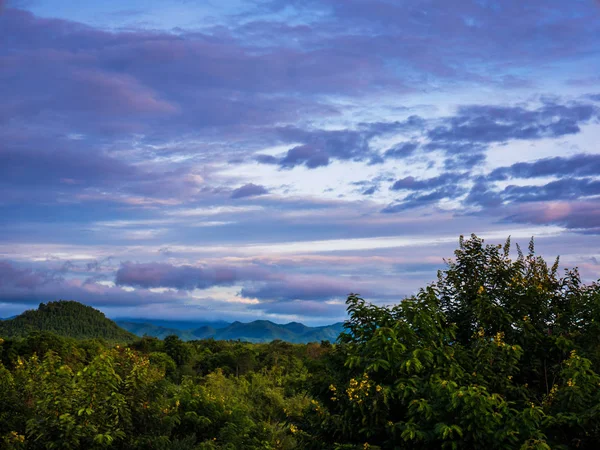 Mountain view s modrou oblohou — Stock fotografie