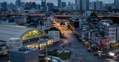 Bulut ve trafik Tayland Bangkok tren garının yolda geçen gece Timelapse gün