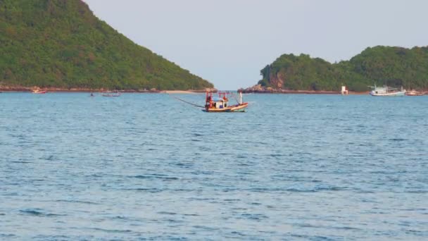 Fishing Boat Sea Mountain Prachuabkirikhan Bay — Stock Video