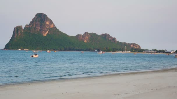 快艇和渔船在海与山后面在 Prachuabkirikhan — 图库视频影像