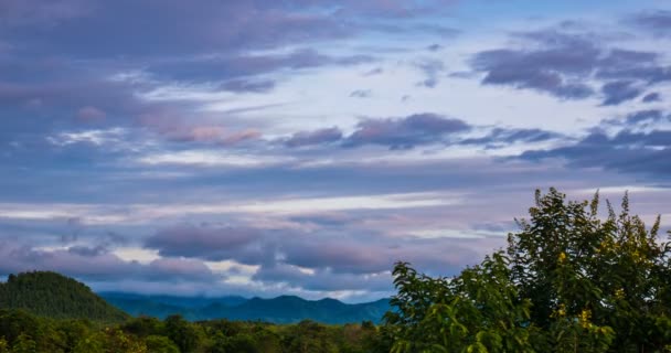 Passando Nube Cielo Colorato Mattino Sopra Montagna Albero Thailandia — Video Stock