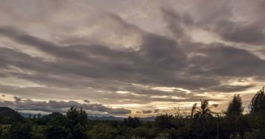 Bulutlar kadar karanlık, Tayland alacakaranlıkta ağaç ve dağ geçme Timelapse