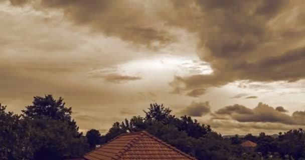 Zeitraffer Vorbeiziehender Wolken Über Baum Und Gebäude Abend Thailand Gelber — Stockvideo