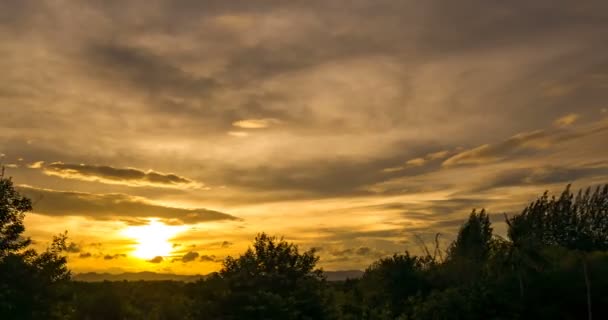 Timelapse Nuvens Passando Sobre Árvore Montanha Crepúsculo Até Escurecer Tailândia — Vídeo de Stock