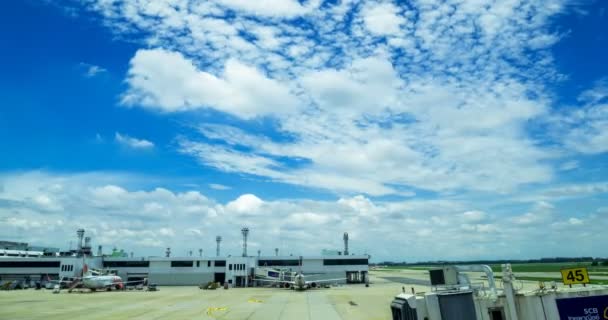 Timelapse Nube Con Cielo Azul Sobre Aeropuerto — Vídeo de stock