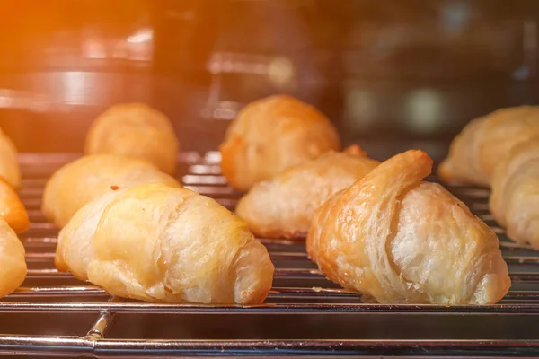 Croissant en horno con luz cálida —  Fotos de Stock