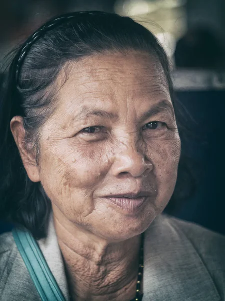 Fechar velho tailandês mulher retrato — Fotografia de Stock