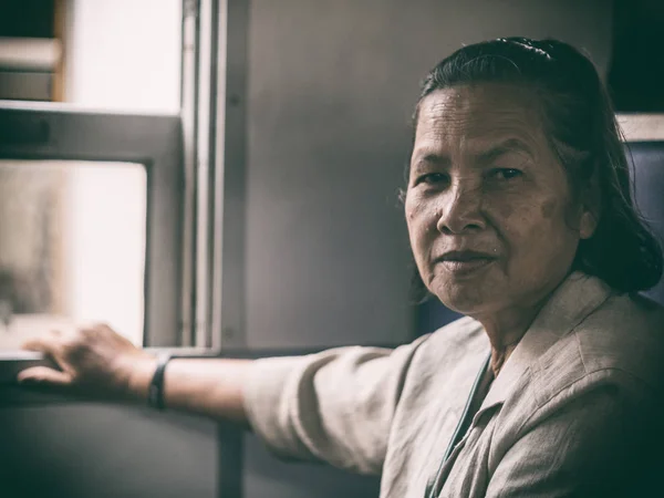 Primer plano viejo tailandés mujer retrato en tren — Foto de Stock