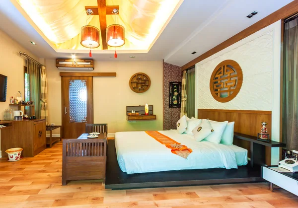 リゾート 中国風 タイでベッドとリビング ルームのモダンなスタイル — ストック写真