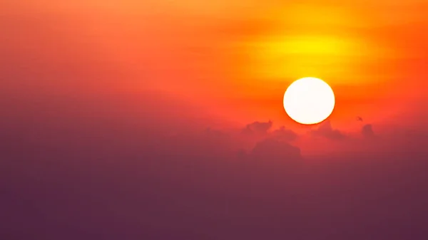 Salida del sol en el cielo rojo con nube —  Fotos de Stock