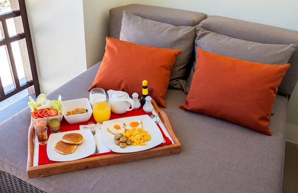 Desayuno en bandeja en la cama — Foto de Stock