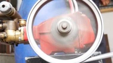 Closeup çalışma motor enjeksiyon kimyasal, el için