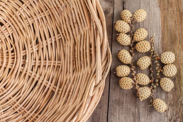 Primo Piano Frutta Rattan Con Cesto Vimini Sfondo Legno — Foto Stock