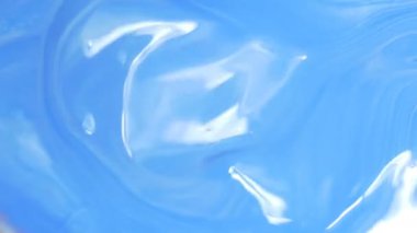 Karıştırma closeup girdap ve mavi akrilik hareketin Spirit'in üfleyici ile ışığın yansıması tarafından renk