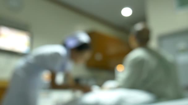 Desenfoque Enfermera Chequeo Takecare Paciente Habitación — Vídeo de stock