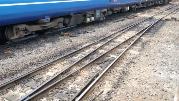 Tren Que Funciona Ferrocarril Con Baja Velocidad Acaba Salir Estación — Vídeo de stock