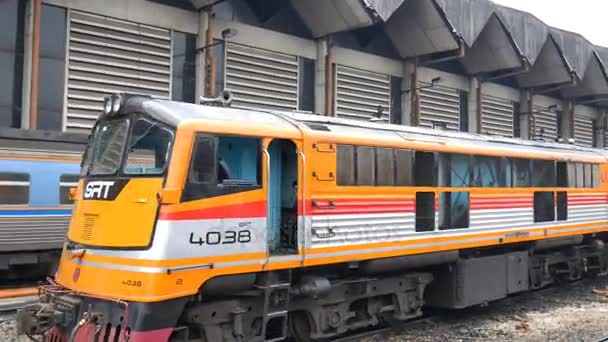 Bangkok Thailand Augusti 2017 Tåg Körs Järnvägen Med Låg Hastighet — Stockvideo