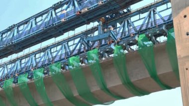 Köprü kirişi ereksiyon makine otoyol inşaat alanında vinç ile çalışma için artan hız