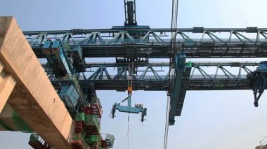 Köprü kirişi ereksiyon makine otoyol inşaat alanında, artış hızı ile vinç çalışma için