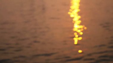 Sabah güneş ışığının yansıması ile su dalgalanma