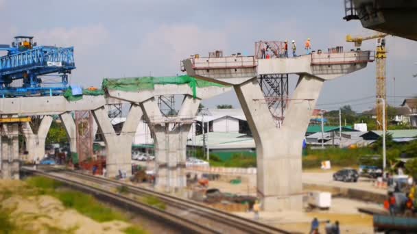 Vídeo Velocidad Máquina Construcción Vigas Puente Trabajador Que Trabaja Sitio — Vídeos de Stock