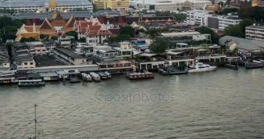Timelapse gün gece Ulaştırma Chaopraya nehir iskele, Tapınak, Wat Prakeaw ve arka planını yüksek bina, Bangkok, Tayland için