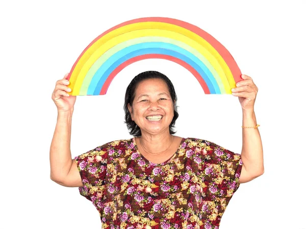 年配の女性が彼女の頭の上に虹を押しながら笑みを浮かべて — ストック写真