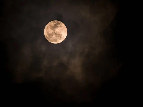 乌云密布的天空上的大满月 — 图库照片