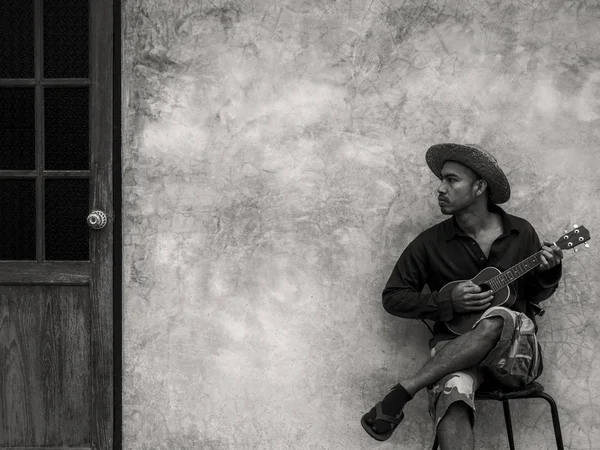 Hombre Músico Asiático Vestido Casual Sentado Silla Jugando Ukelele Con —  Fotos de Stock