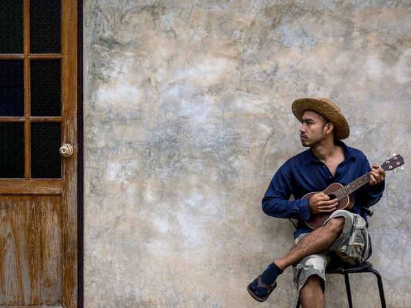 Asiático Músico Hombre Casual Vestido Sentado Silla Jugando Ukelele Con —  Fotos de Stock