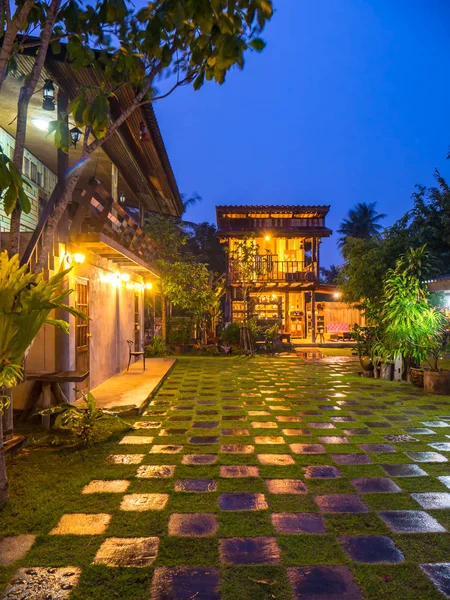 夕暮れ タイ日を雨で緑の庭のチェック パターンでビンテージ リゾート — ストック写真
