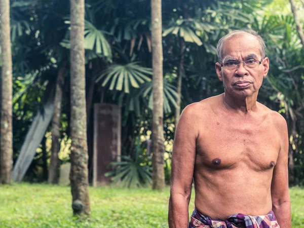 Γέρος Ταϊλάνδης κηπουρός στον κήπο από καουτσούκ — Φωτογραφία Αρχείου