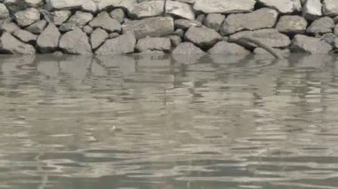 Taş duvar, bir inşaat koruma nehir banka üzerinden Silinerek geçiş için