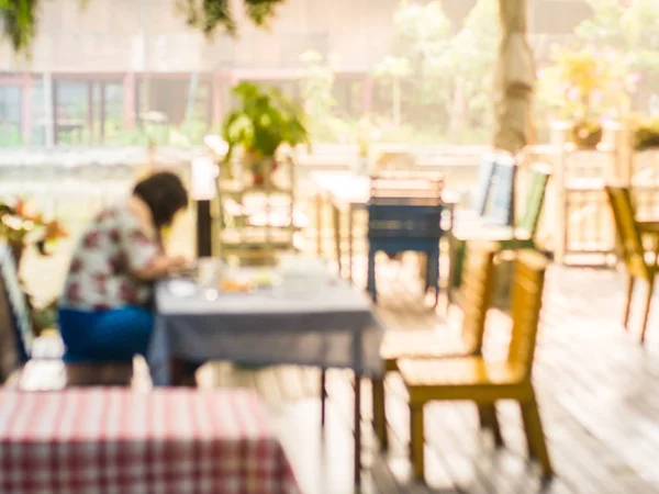 Обезглавливание женщины, которая ест еду под солнечным светом в ресторане — стоковое фото