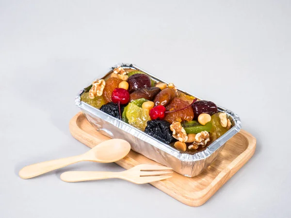 Pastel de frutas en bandeja de pan de aluminio en placa de madera con madera —  Fotos de Stock