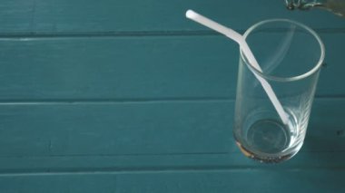 içme suyu cam yeşil ahşap masa üzerinde saman ile içine dökme