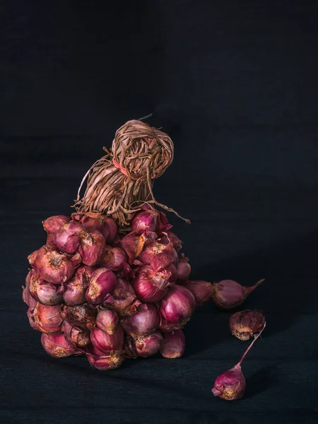 Closeup červené šalotky na tmavém pozadí — Stock fotografie