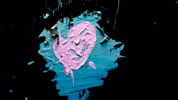 丙烯酸的停止运动在心脏形状 去除蓝色保持心脏粉红色 在黑色背景上 — 图库视频影像