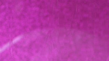 Pembe bir arka plan üzerinde su akan