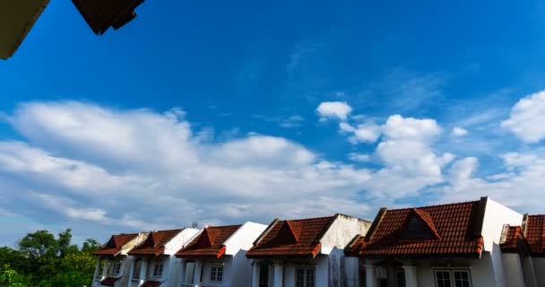 오후에 건물들이 줄지어 하늘에 구름이지 나가는 — 비디오