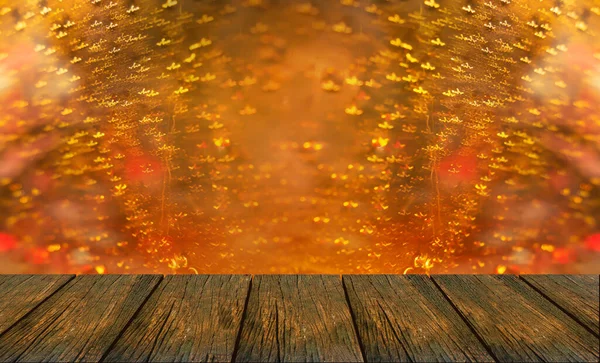 Défocalisation de la lumière jaune derrière la table en bois avec espace vide . — Photo