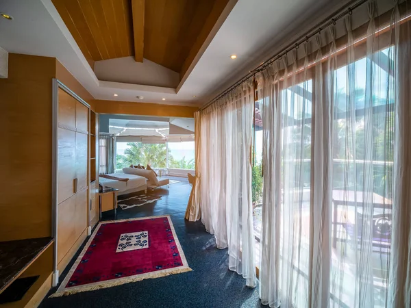 Роскошный декор комнаты с коричневой деревянной мебелью вокруг с окном — стоковое фото