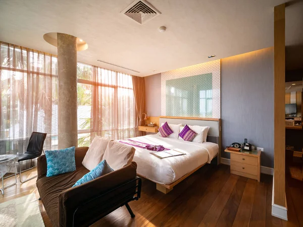Luksusowy wystrój pokoju z brązowymi drewnianymi meblami wokół okna — Zdjęcie stockowe