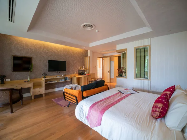 Chambre de luxe avec lit dans la lumière chaude — Photo