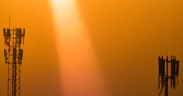 Včasný Západ Slunce Paprskem Světla Oranžové Obloze Telekomunikační Věží Budovami — Stock video