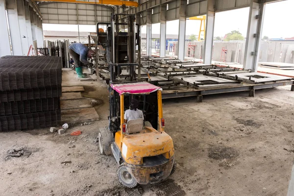 Carrello elevatore a forca per lavoratori in fabbrica di costruzioni . — Foto Stock