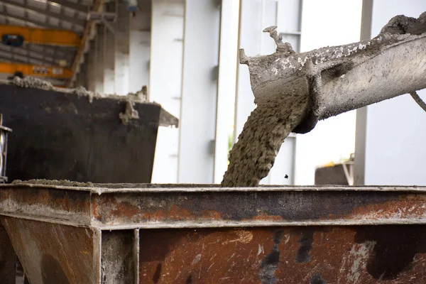 Betão caminhão rampa derramando cimento molhado Misturar em balde de metal — Fotografia de Stock